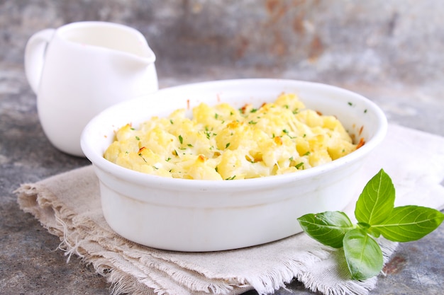 Couve-flor cozida com queijo em uma tigela branca