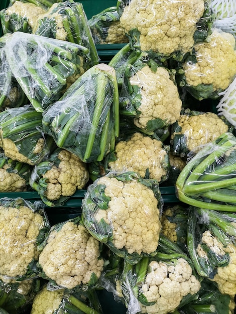 Foto couve-flor fresca para a venda no mercado. foco suave.