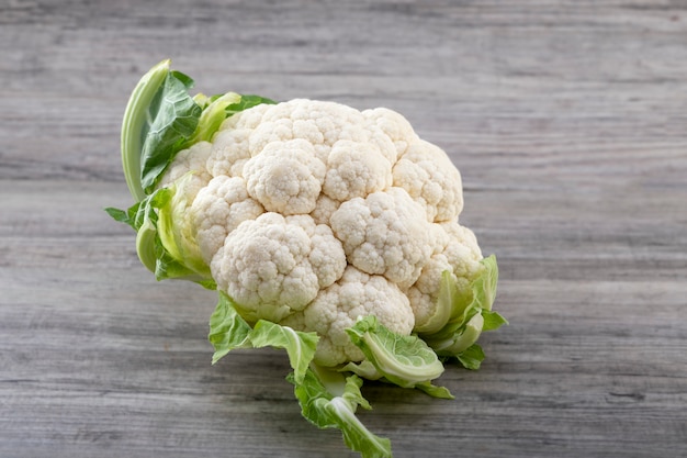 Couve-flor orgânica madura fresca na mesa de madeira. Concerto de alimentação saudável