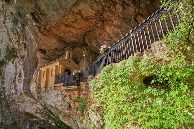 Covadonga Santa Cave ist ein katholisches Heiligtum in Asturien