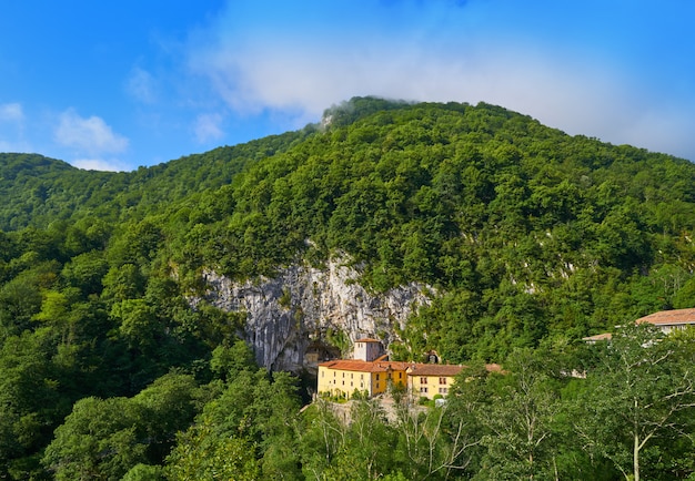 Covadonga Santa Cueva uma caverna do santuário católico nas Astúrias