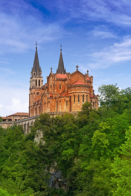 Covadonga santuario católico basílica asturiana