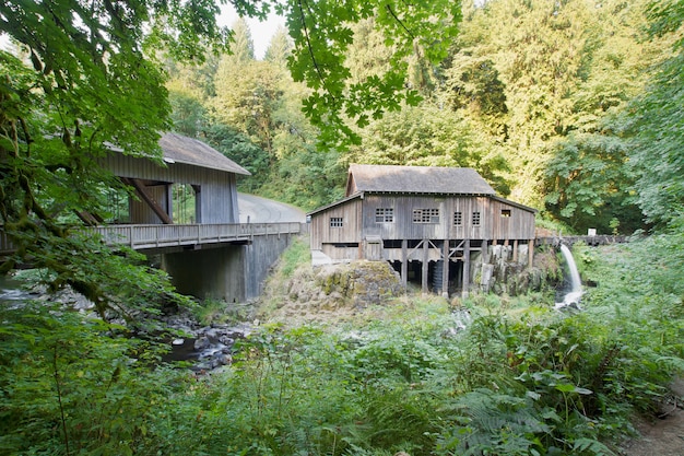 Covered Bridge und Grist Mill über Cedar Creek