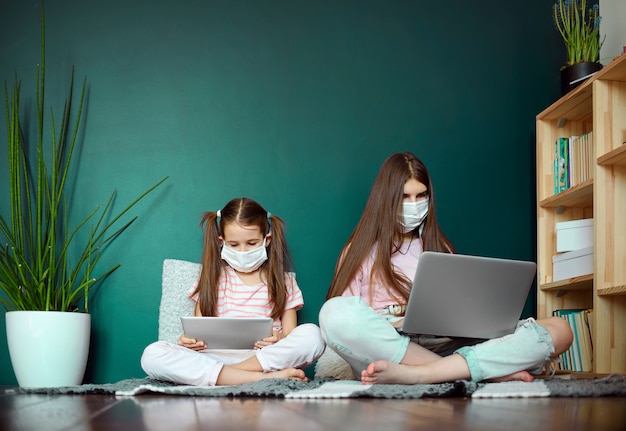 Covid-19 Coronavirus e conceito Aprendendo em Casa. estudo de menina com aprendizagem on-line com laptop