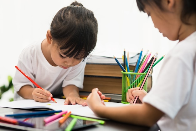 Covid-19 Coronavirus und Lernen von zu Hause, Konzept für Heimschulkinder. Kleine Kinder lernen Online-Lernen von zu Hause aus mit Laptop.