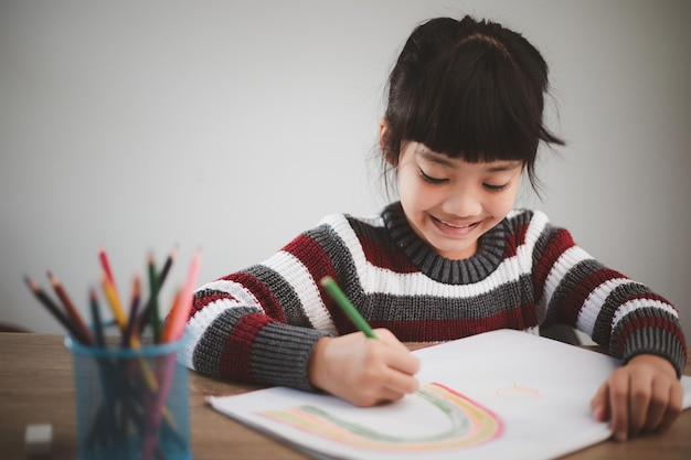 Covid-19 Coronavirus und Lernen von zu Hause, Konzept für Heimschulkinder. Kleine Kinder lernen Online-Lernen von zu Hause aus