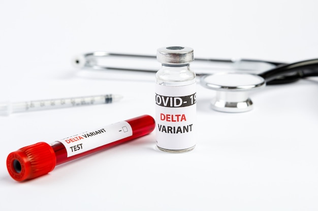 Covid 19 delta Variant vacuna y prueba de sangre en la mano sobre fondo blanco. vacunación contra coronavirus