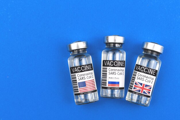 COVID-19-Impfstoffentwicklungskonzept, Flagge der USA, Russlands und Großbritanniens auf Impfstofffläschchen, Impf- und Impfhintergrundfoto