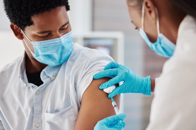 Foto covid 19 injeção de vacina e enfermeira com homem negro para consulta de saúde serviço médico ou remédio para vírus corona seringa médica e homem negro na clínica de farmácia hospitalar para vacinação