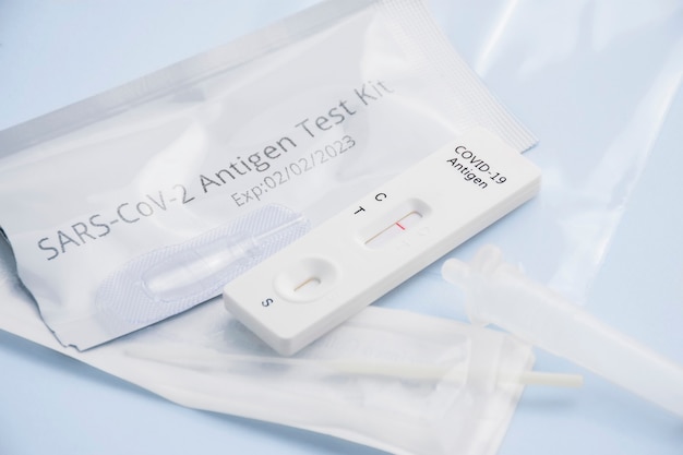 Covid-19 negatives Testergebnis mit SARS CoV-2 Rapid Antigen Test Kit (ATK), Coronavirus Infektionsschutzkonzept