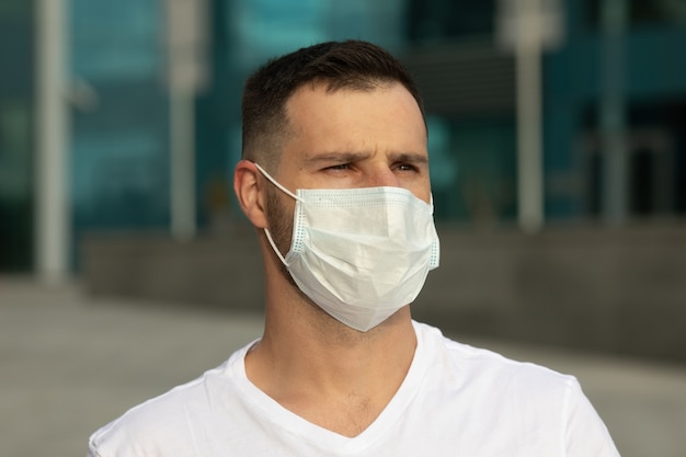 COVID-19 Pandemie Coronavirus Mann in der Stadtstraße trägt Gesichtsmaske Schutz für die Ausbreitung der Coronavirus-Krankheit 2019.