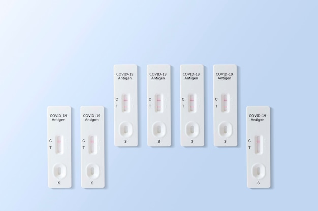 Covid-19 positives und negatives Testergebnis mit SARS CoV-2 Rapid Antigen Test Kit (ATK), Coronavirus Infektionsschutzkonzept