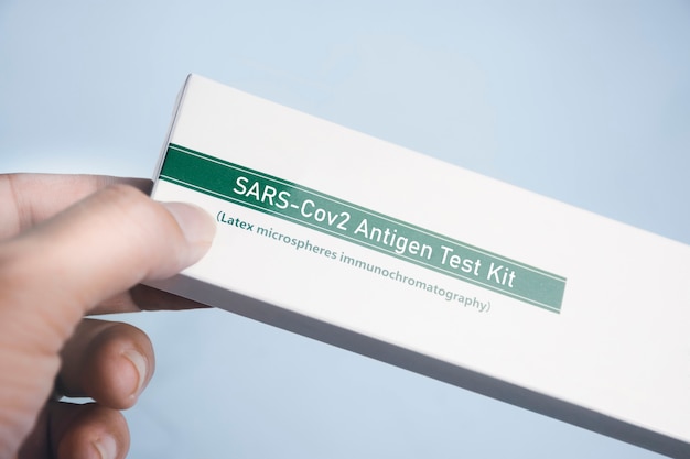 Covid-19 sars cov-2 rapid antigen test kit (atk), coronavirus infeccioso conceito protetor