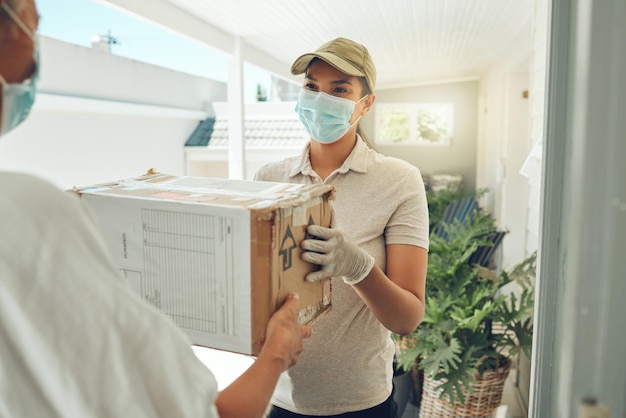 Covid Lieferung und Kurier mit Box und Kunde an der Haustür für den Versand von E-Commerce und Online-Shopping-Service Logistik Einzelhandel und Lieferkette mit Mitarbeiter mit Gesichtsmaske und Paket