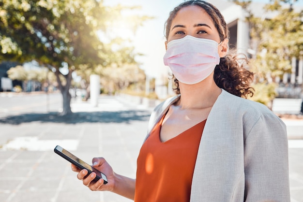 Covid mascarilla teléfono gps y mujer en internet en una carretera para ubicación en la ciudad urbana de Singapur Empresario haciendo búsqueda en web con tecnología y covid 19 en la calle de la ciudad