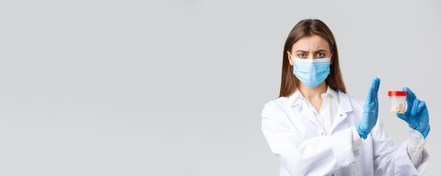 Covid previene el virus de los trabajadores de la salud y el concepto de cuarentena médico preocupado y disgustado en
