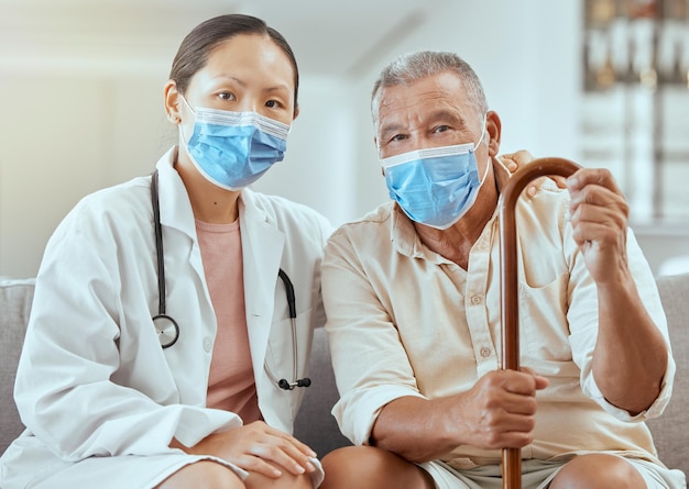 Foto covid retrato de médico con paciente mayor para apoyo médico cuidado de ancianos y atención médica de pensión seguro de salud de jubilación ayuda de virus corona y cliente del hospital consultor experto en medicina