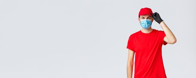 Covid-selbstquarantäne für online-shopping und versandkonzept freundlicher lieferer, der den kunden als ...