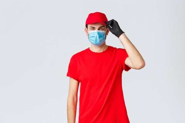 Covid selfquarantine compras on-line e conceito de envio entregador amigável saudando o cliente como d ...