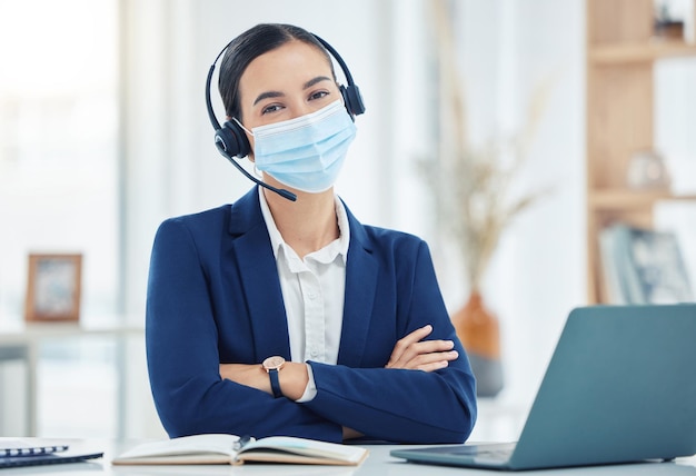 Covid telemarketing y mujer con retrato de máscara en un edificio de trabajo corporativo en la pandemia Trabajador de la mesa de ayuda en la mesa con protección médica facial contra la transmisión de coronavirus con el personal