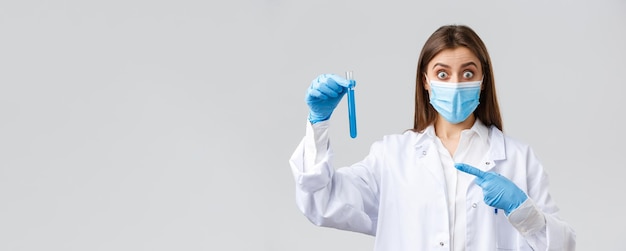 Covid verhindert das Konzept der Mitarbeiter des Gesundheitswesens, das Viren vorbeugt, aufgeregter und überraschter Arzt in medizinischem Maskenhandschuh