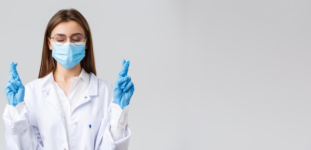 Covid verhindert Viren im Gesundheitswesen und Quarantänekonzept hoffnungsvoller Arzt in weißen Scrubs medi