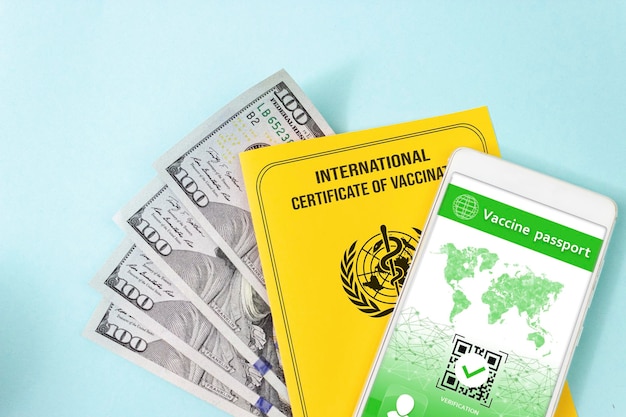 Covid19 Control Fake Yellow certificado internacional de vacunación ganar dinero con Digital COVID Certificate en la pantalla de un teléfono inteligente Conceptos de pasaporte de inmunidad a enfermedades