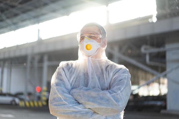 COVID19 coronavirus médico em pé no estacionamento do hospital vestido macacão protetor branco traje de proteção