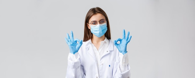 Covid19 prevención de virus salud trabajadores de la salud y concepto de cuarentena Médico profesional médico en equipo de protección personal máscara médica y guantes muestran garantía de signo correcto