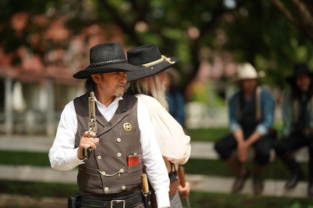 Cowboy brutal com tiroteio de revólver no fundo rural do rancho