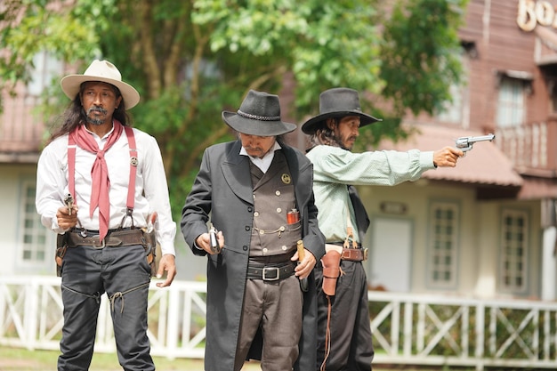 Cowboy brutal com tiroteio de revólver no fundo rural do rancho