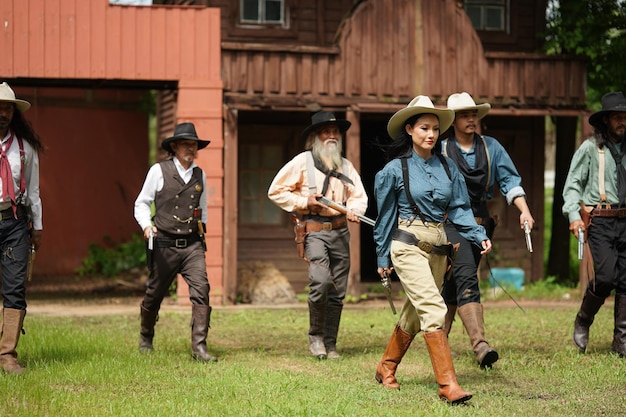 Cowboy brutal com tiroteio de revólver no fundo rural do rancho