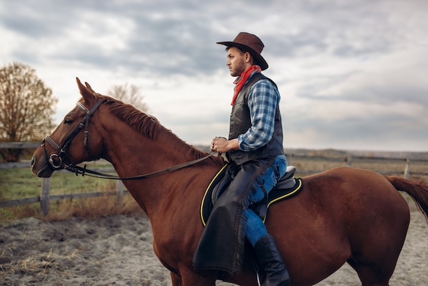 Foto cowboy cavalgando na fazenda do texas