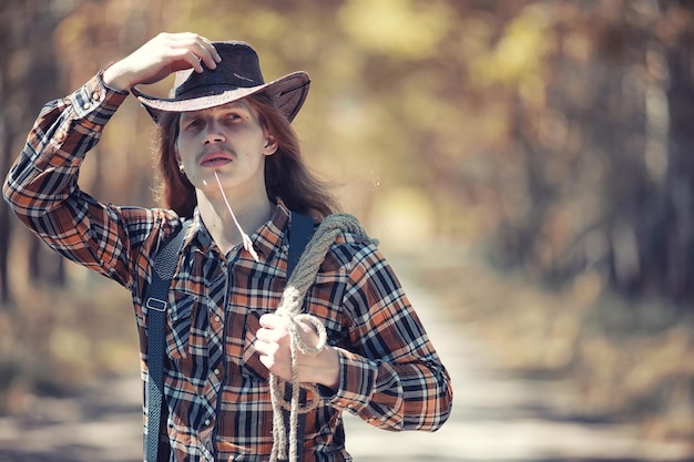 Cowboy com chapéu em um campo no outono