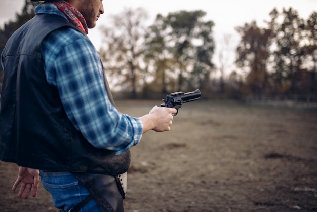 Cowboy com revólver, tiroteio no rancho, faroeste