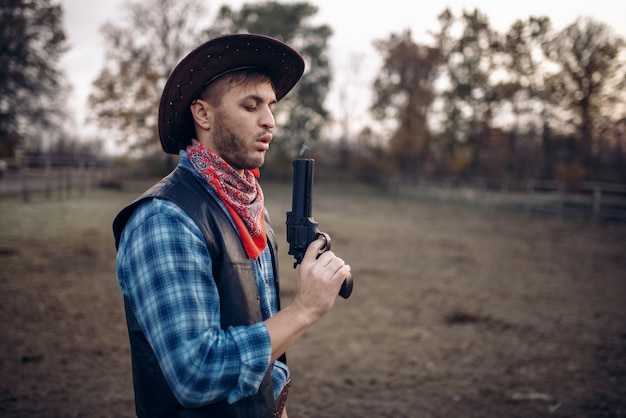 Cowboy com revólver vence tiroteio, golpe de sorte no rancho do texas