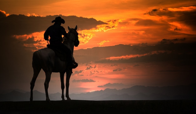 Cowboy de silhueta a cavalo. Rancho