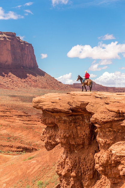 Cowboy, der den Horizont, Monument-Tal-Navajo-Stammes- Park betrachtet