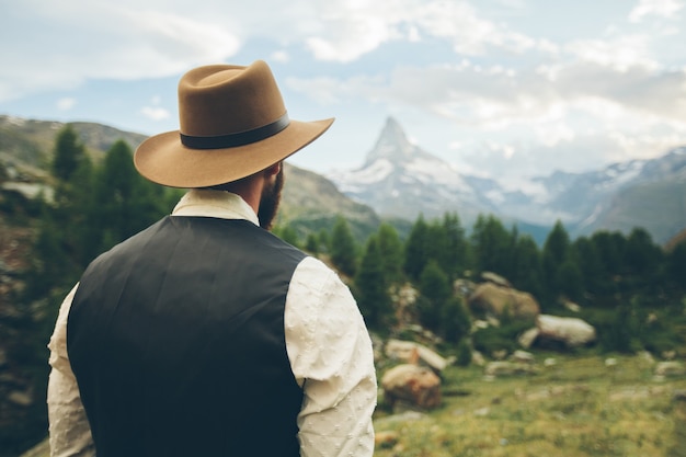 Cowboy Mann, der im Sommer in der Schweiz zum Matterhornberg wandert