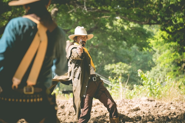 Cowboy mit Gewehr bereitet sich auf Schießerei vor.