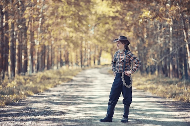 Cowboy mit Hut auf einem Feld im Herbst