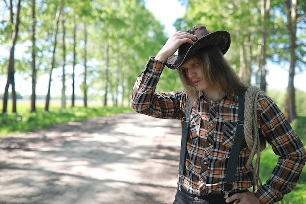 Cowboy mit Hut auf einem Feld im Herbst