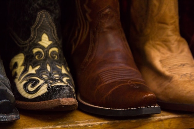 Cowboystiefel auf dem Display im Laden.