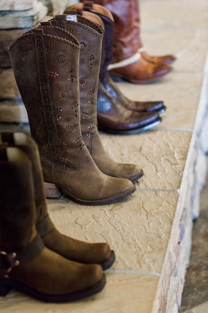 Cowboystiefel der Hochzeitsfeier am Kamin vorn.