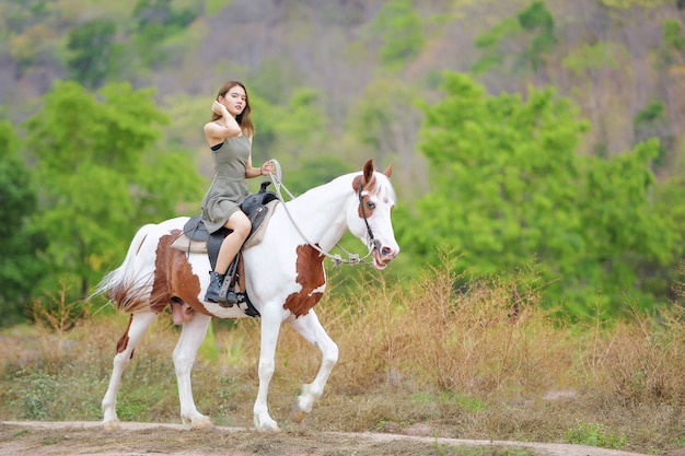 Cowgirl-Arbeitsställe. Konzept der Retro-Frau im Pferderanch. Vintage-Stil