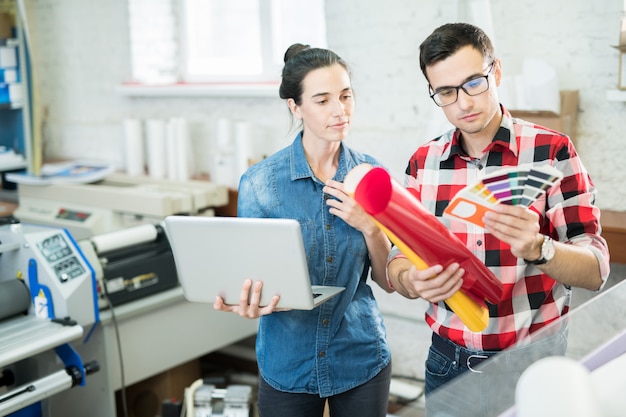 Coworking Designer erkunden Farben mit Paletten