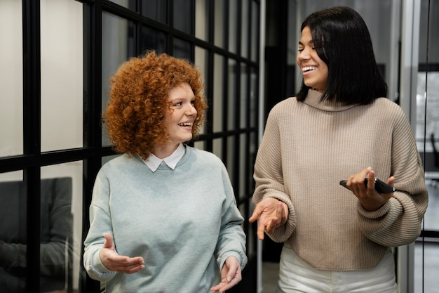 Foto coworking menschen, die zusammenarbeiten