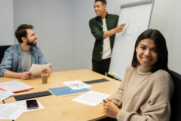 Foto coworking menschen, die zusammenarbeiten