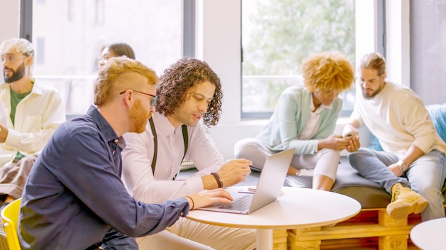 El coworking moderno está lleno de personas que trabajan en equipo