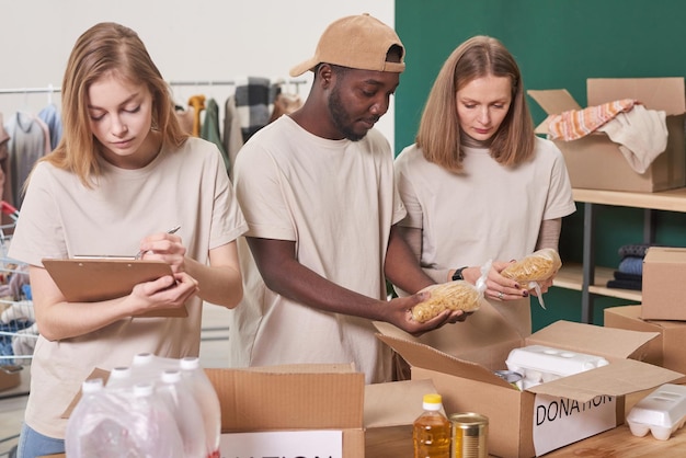 Foto coworking para voluntários de caridade alimentar